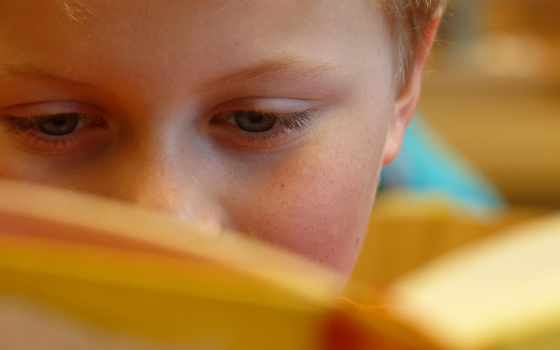 Symbolbild: Lesender Bub